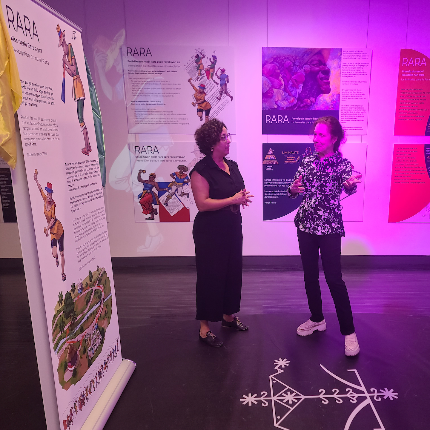 Les professeures de l’Université de Montréal Christine Bernier et Analays Hernandez visitant l’exposition