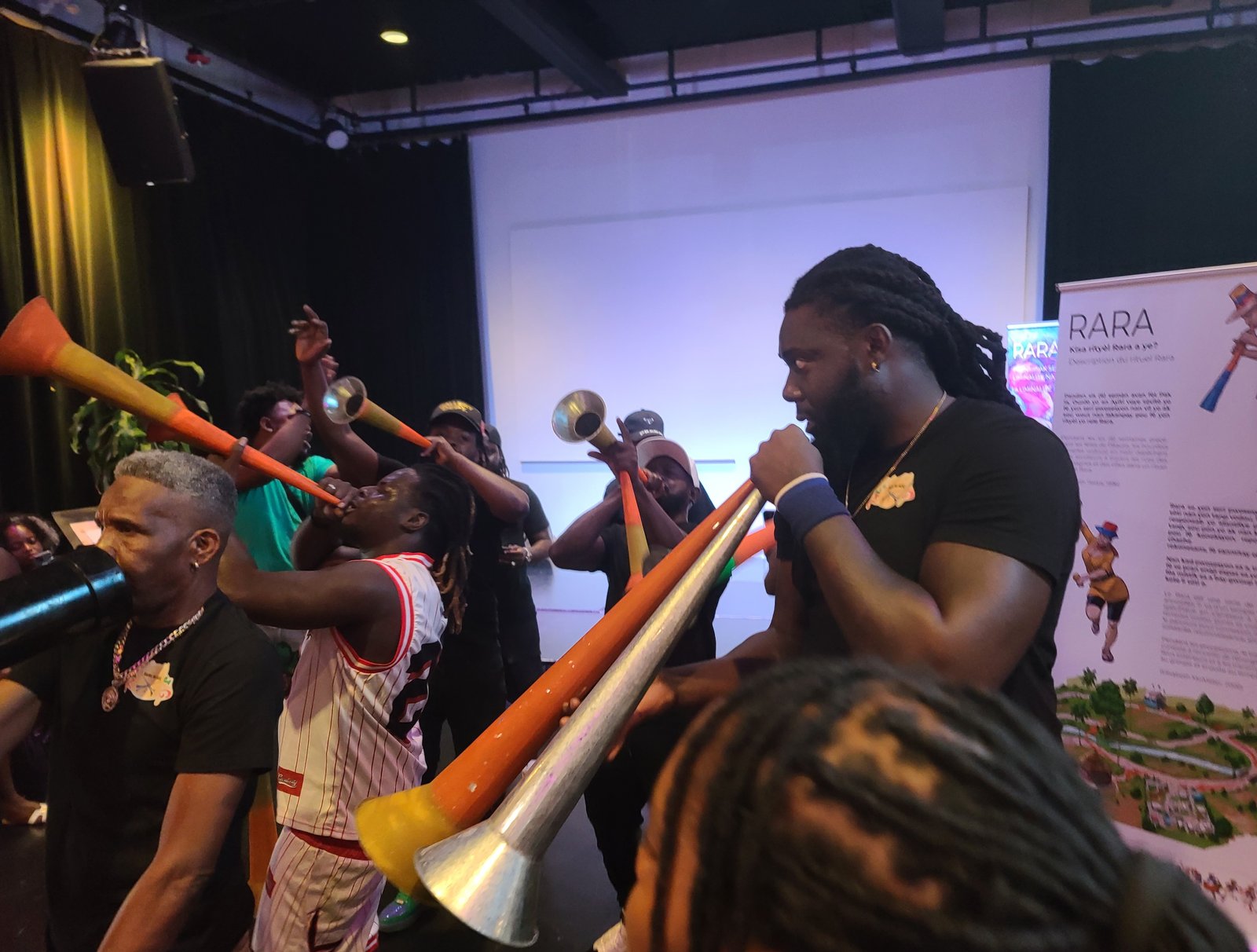 Performance du groupe Rara Pa Nou à la Maison d’Haïti à Montréal, le 10 août 2024, dans le cadre de l’exposition